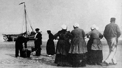 Vislopers op het strand
