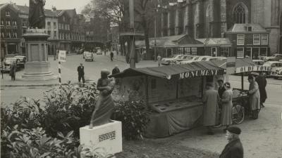 Tijdelijk monument op de Grote Markt ter nagedachtenis van de Watersnoodramp