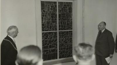 Glas-in-loodraam, aangeboden door de gemeente Oude-Tonge in 1954