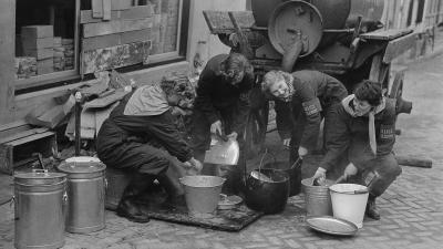 Haarlemse meisjes helpen in Oude Tonge