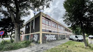 Oud gebouw met graffiti in te ontwikkelen gebied Spaarneboog
