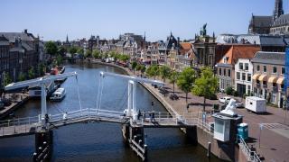 Foto van een ophaalbrug over het Spaarne in het centrum van Haarlem. Foto van Milo Dinkelaar