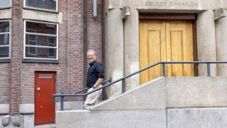 Jaap Meindersma op de trap van het gemeentekantoor Zijlpoort