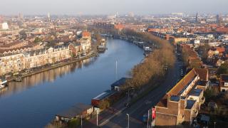 Haarlem gezien van bovenaf met het Spaarne in beeld