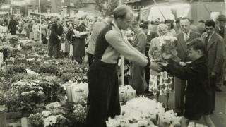 Zwartwitfoto van de luilakmarkt in 1947