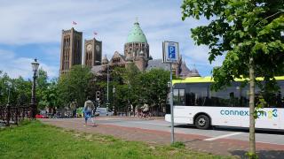 Bus, voetganger en fietsers op een kruispunt in Haarlem