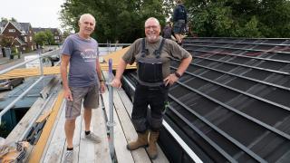 Portret van 2 mensen van de Stichting Posthuis Zaanenpark op het dak van het nieuwe gebouw