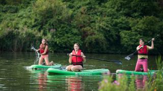 Kinderen op een sup 