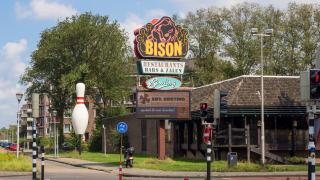 Het bestaande gebouw van Bison Bowling