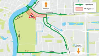 Kaart met omleidingsroutes voor fietsers tijdens werkzaamheden aan de Schipholweg. Twee routes met groene pijlen: één via de noordkant van de Schipholweg, één via de Noord Schalkwijkerweg. Het werkgebied is gemarkeerd met een rood vlak. Pijlen geven richtingen naar Centrum en Centrum Schalkwijk aan.