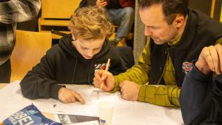 Ollie en zijn vader werken samen aan het ontwerp voor het skatepark.