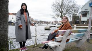 Twee ondernemers bij het circulaire bankje aan het Spaarne