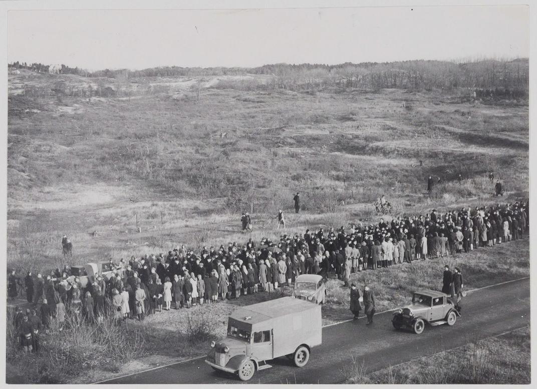 Rouwstoet Hannie Schaft op weg naar de Erebegraafplaats.