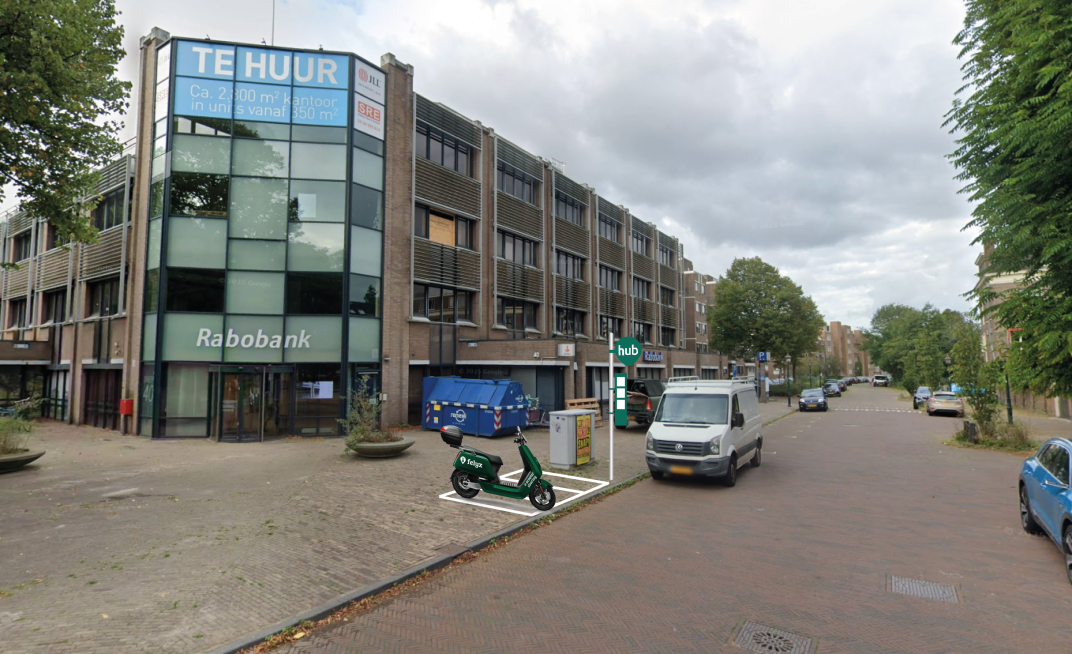 Impressie van een parkeerhub voor deelscooters.
