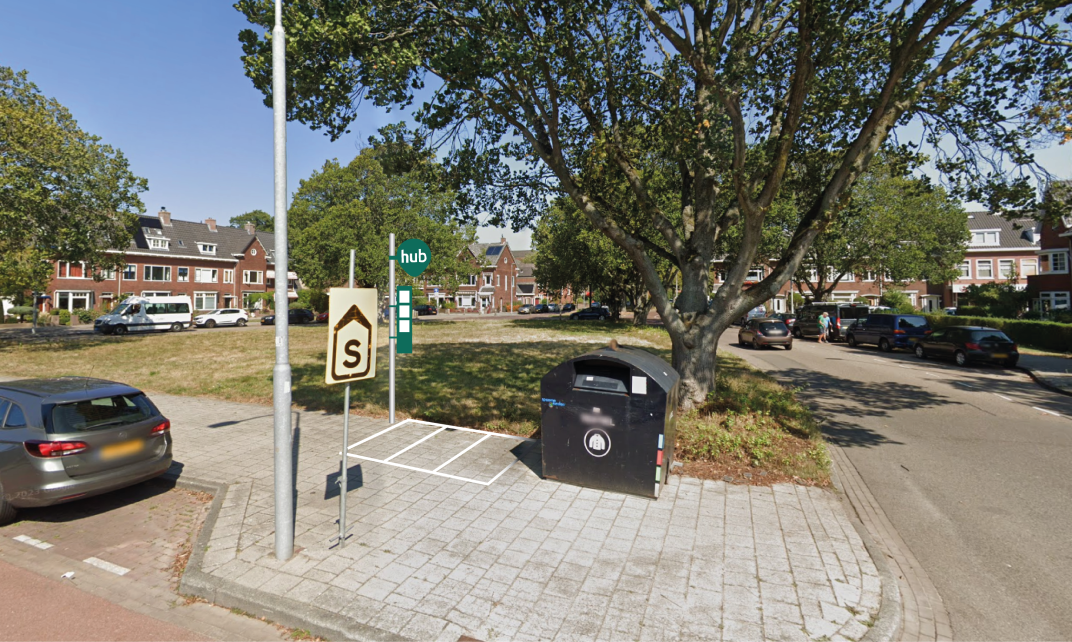 Impressie van een parkeerhub voor deelscooters.