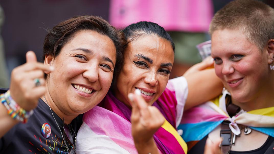Feestende mensen tijdens Pride Haarlem