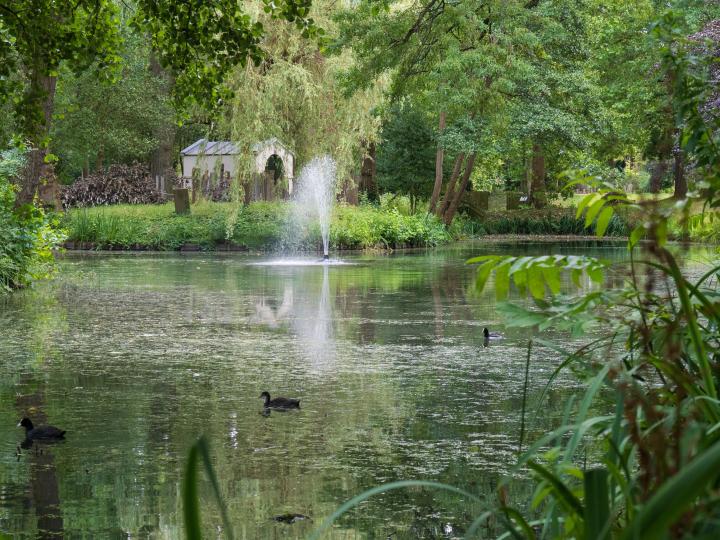 Abri op Begraafpark Kleverlaan, gezien vanaf de vijver