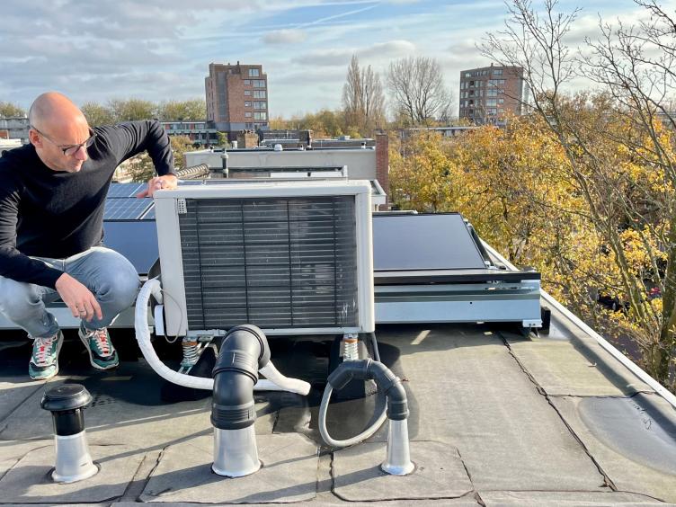 Zonnenpanelen en warmtepomp op het dak van meerdere woningen