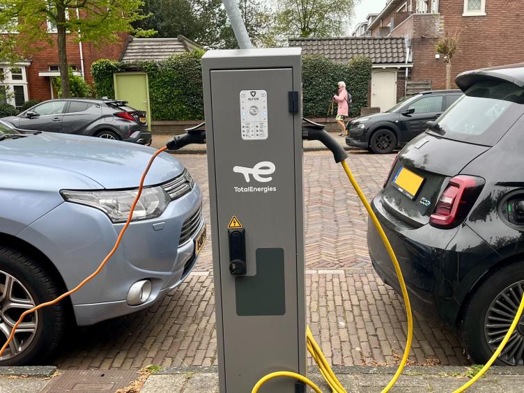 2 elektrische auto's laden op via een laadpaal