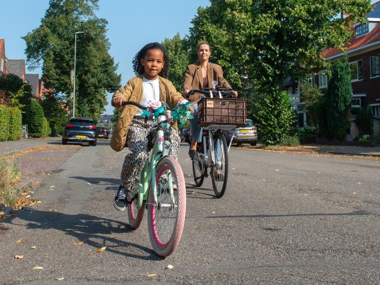 Moeder en kind op de fiets