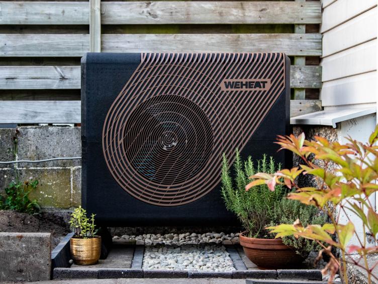 Een warmtepompinstallatie in de tuin