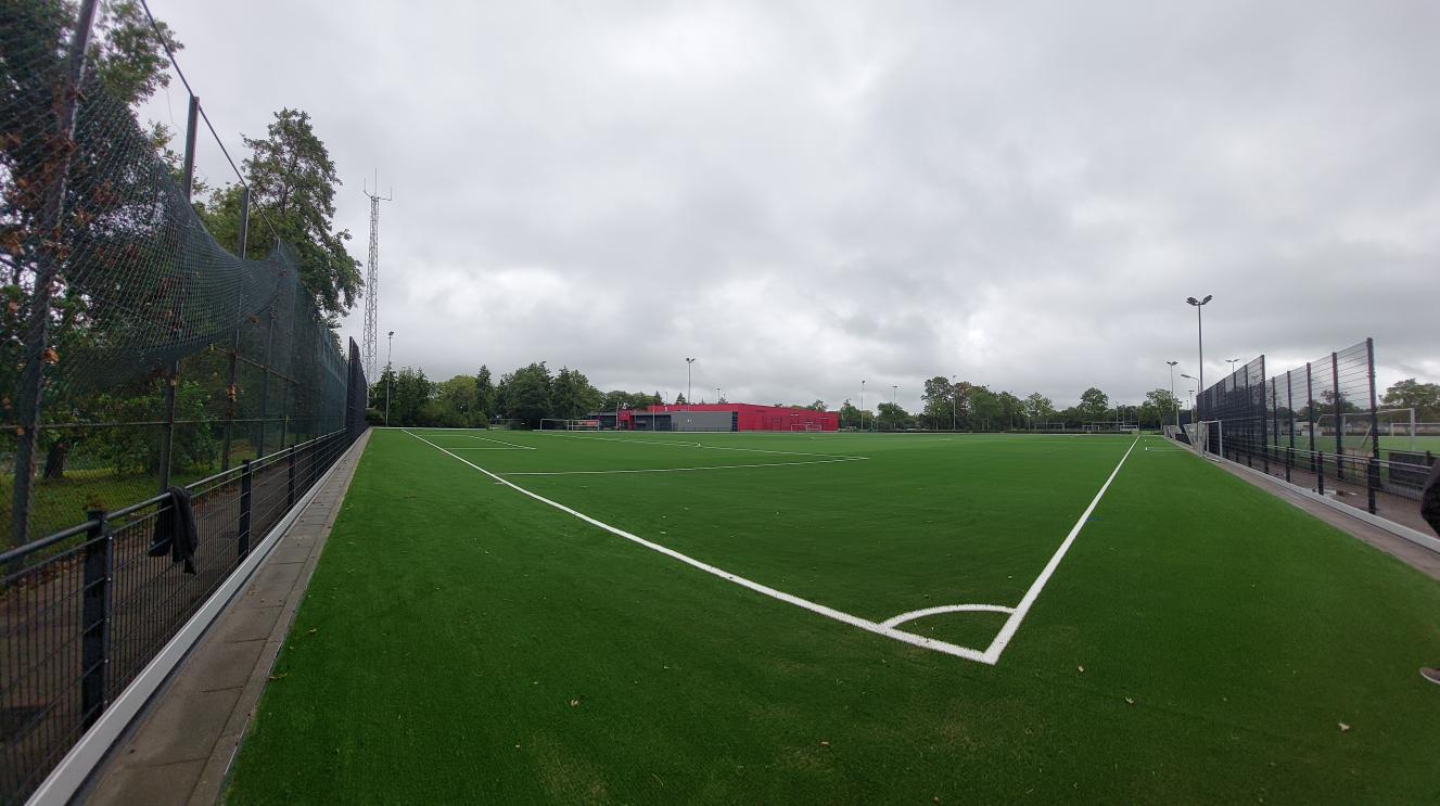 Een kunstgrasveld voor voetbal van sportvereniging Onze Gezellen in Haarlem Noord