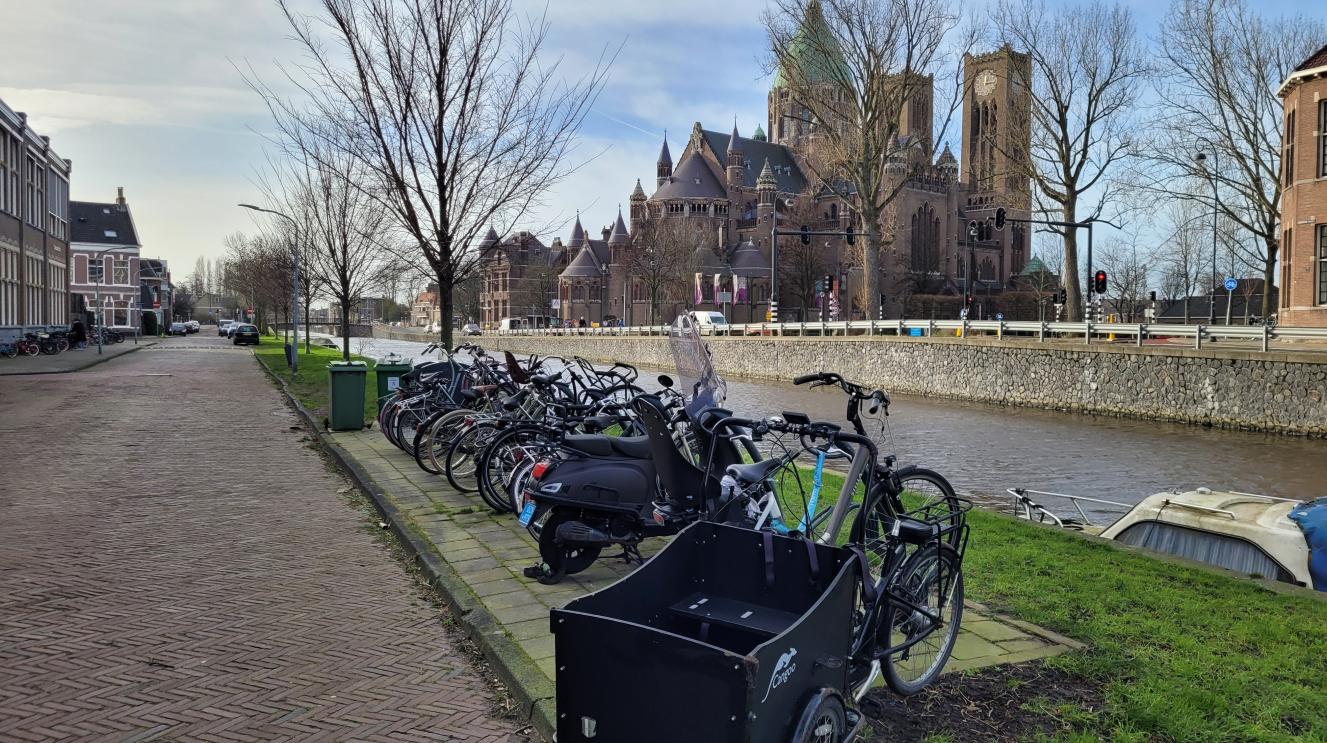 De Noorder Emmakade met de Leidsevaart en de kathedraal in de achtergrond