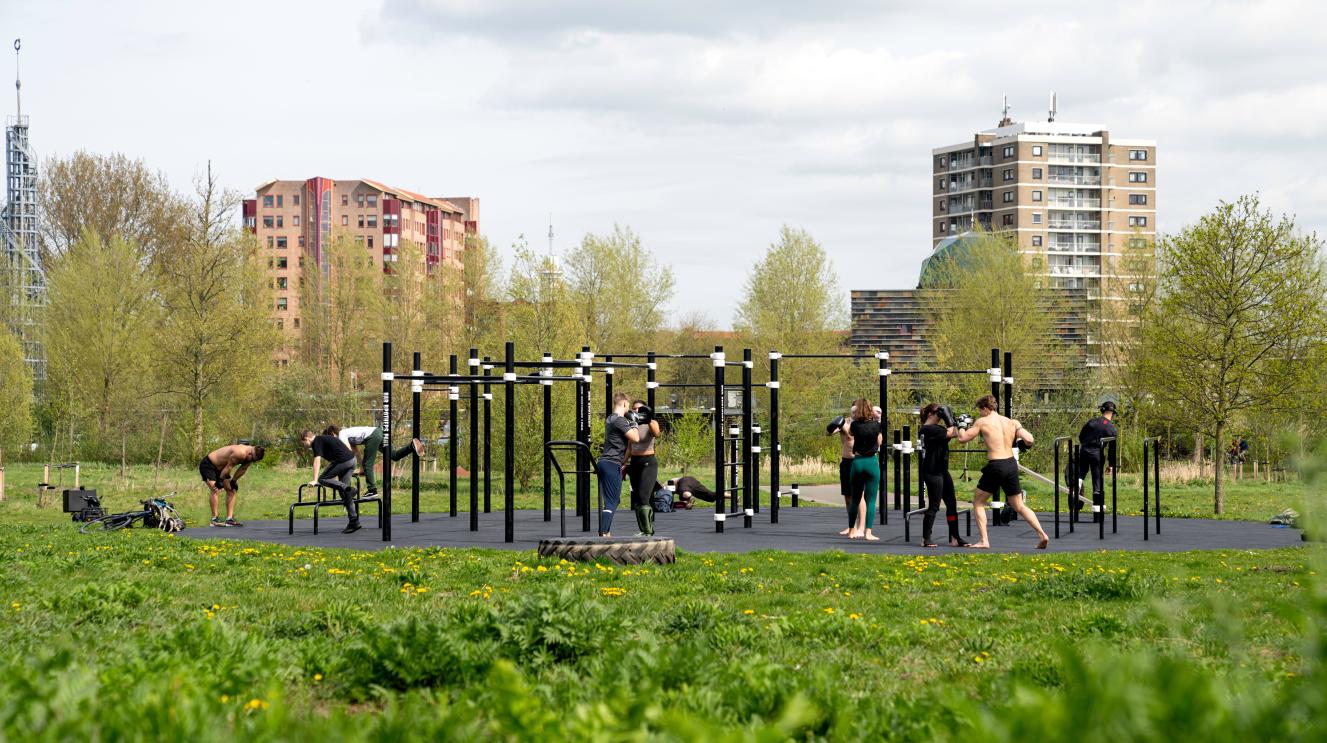 Sportende mensen bij een openbare sportplek in het Reinaldapark.