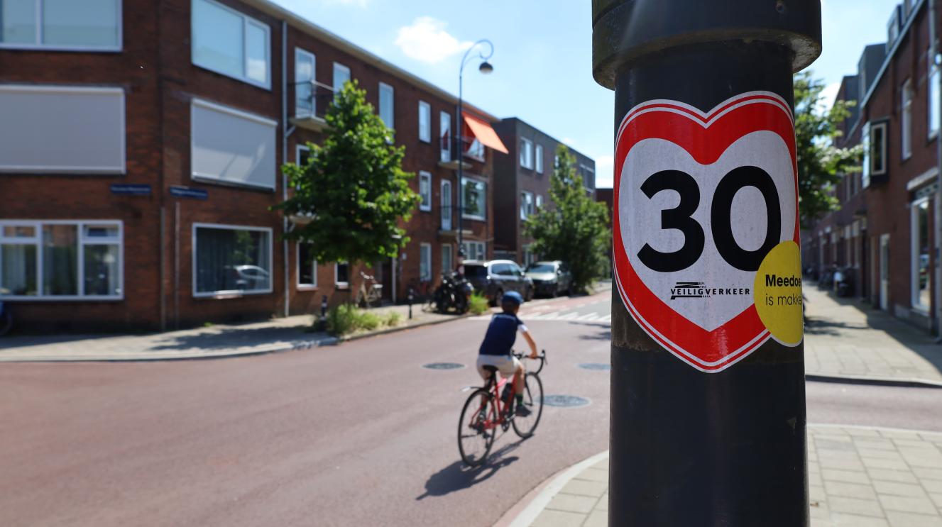 Teding van Berkhoutstraat, fietser op 30km weg.