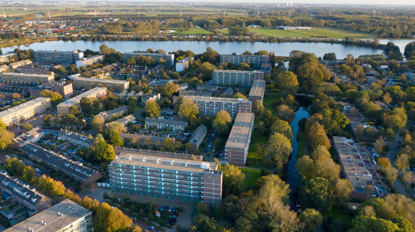 Meerwijk vanuit de lucht met op de achtergrond de Meerwijkplas