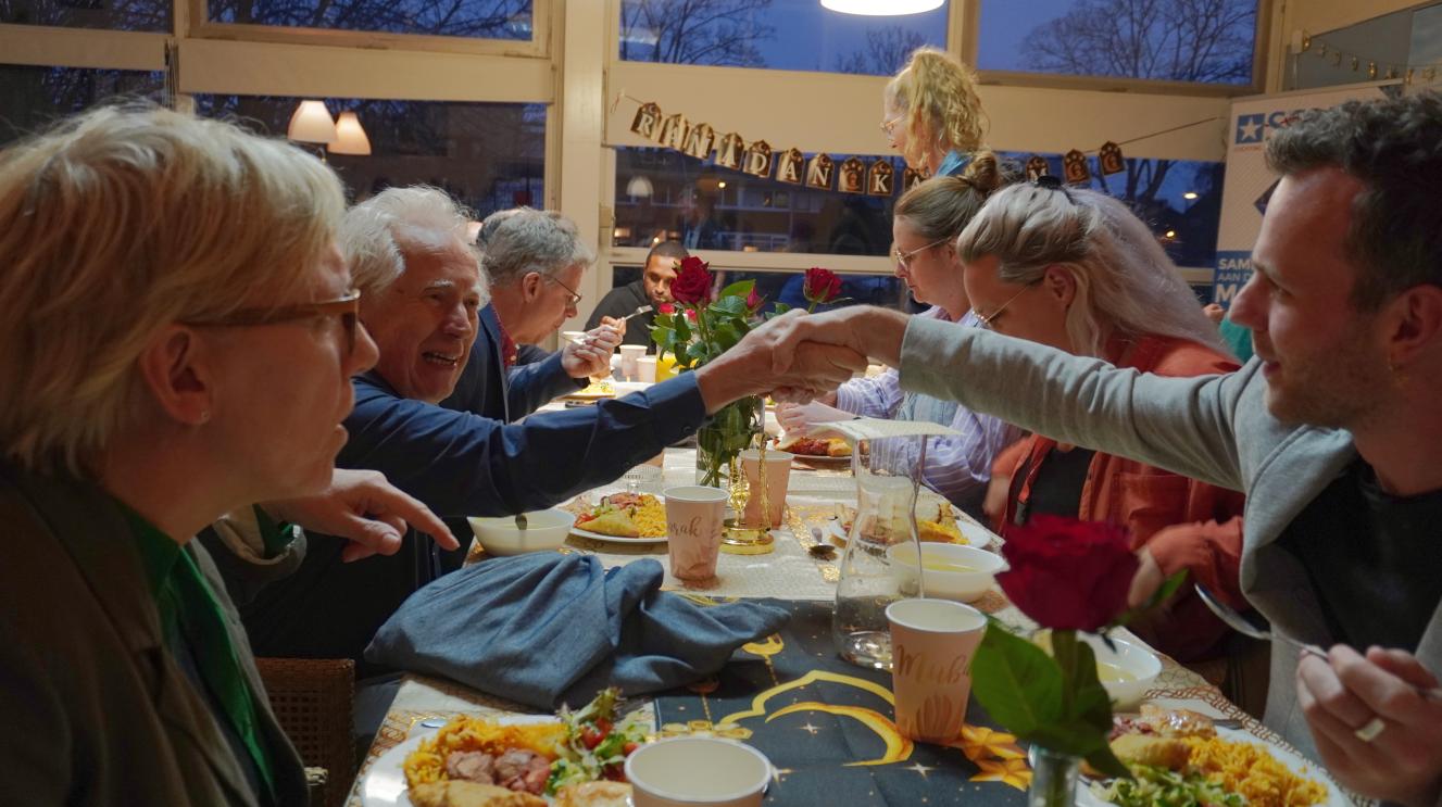 Samen aan tafel tijdens de iftar