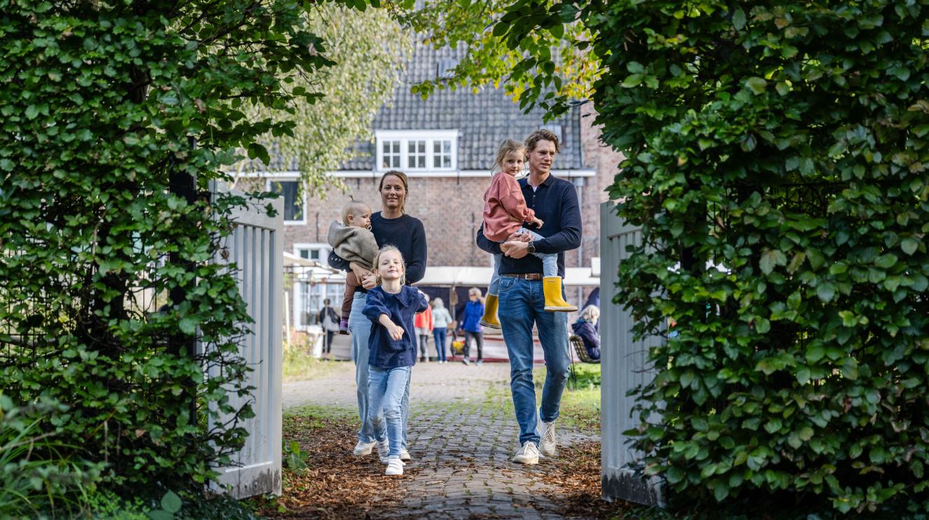Gezin met jonge kinderen in de Kweektuin