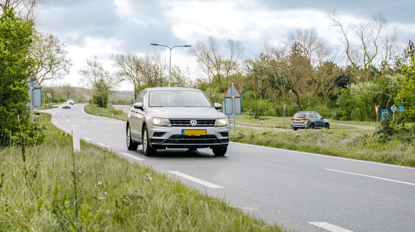 Auto op de Zeeweg