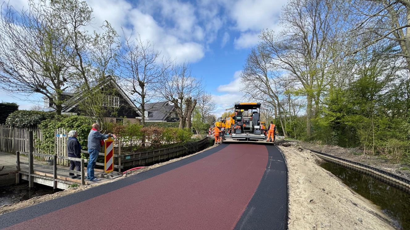 Op de Zuid Schalkwijkerweg wordt nieuw asfalt gelegd