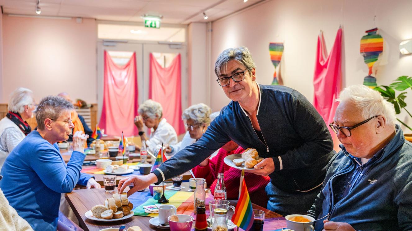 Een bijeenkomst met etende mensen