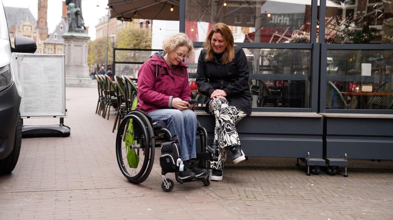 Sandra Prins en Eva de Raadt op een terras in het centrum