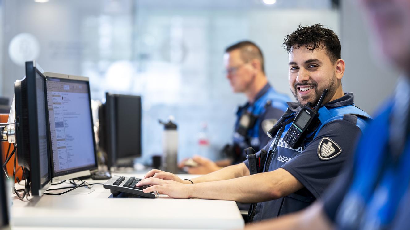 Handhavers op werkplek in meldkamer
