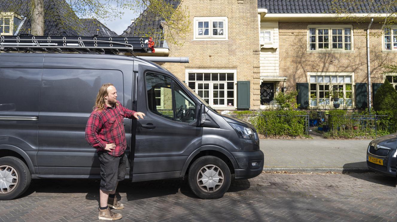 Ondernemer bij zijn elektrische bestelwagen.