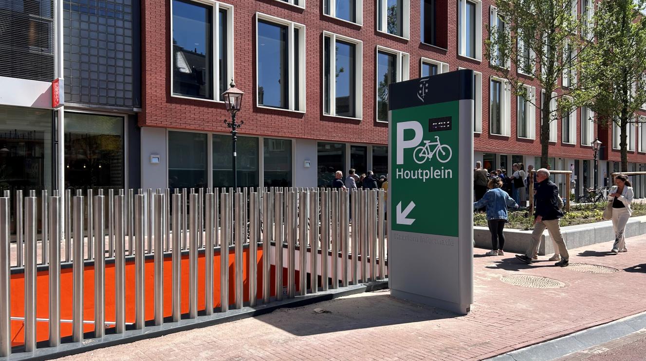 Entree van de nieuwe fietsenstalling op het Houtplein.