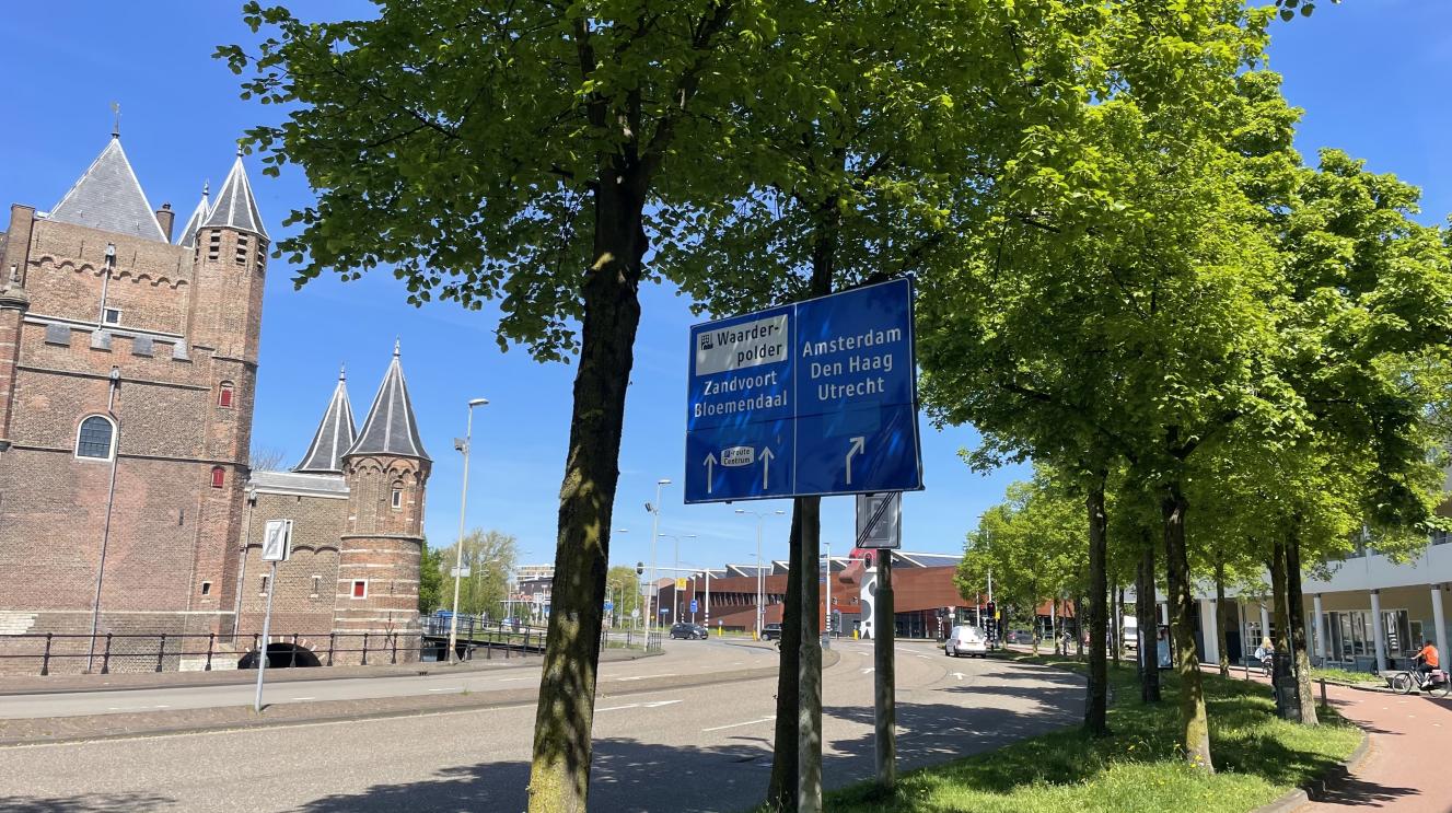 Weg richting Amsterdam met verkeersbord.