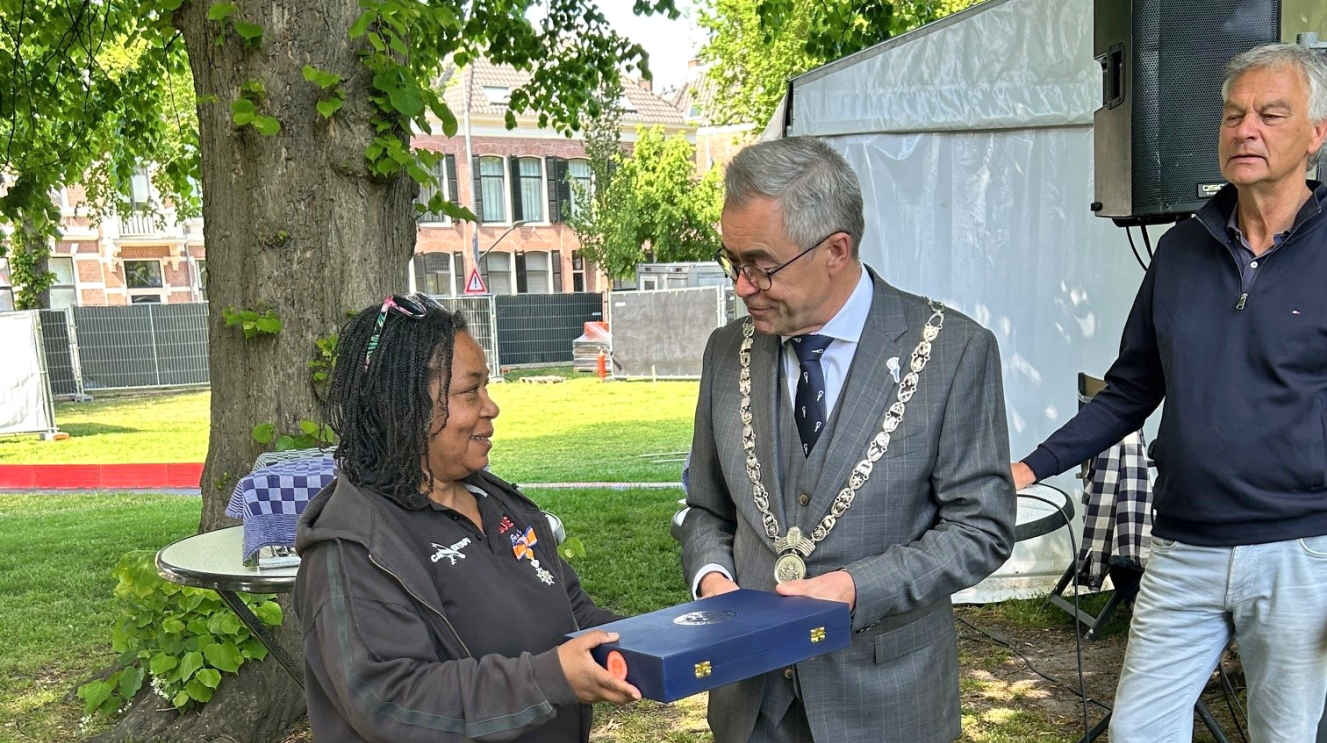 Natasha Davelaar (links) en burgemeester Jos Wienen