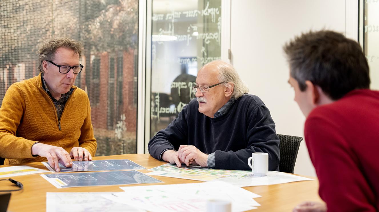Medewerkers in overleg