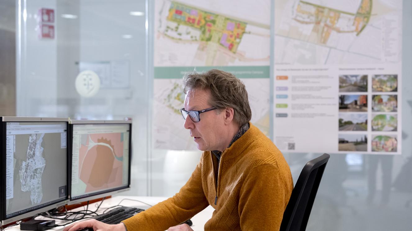 Medewerker op werkplek