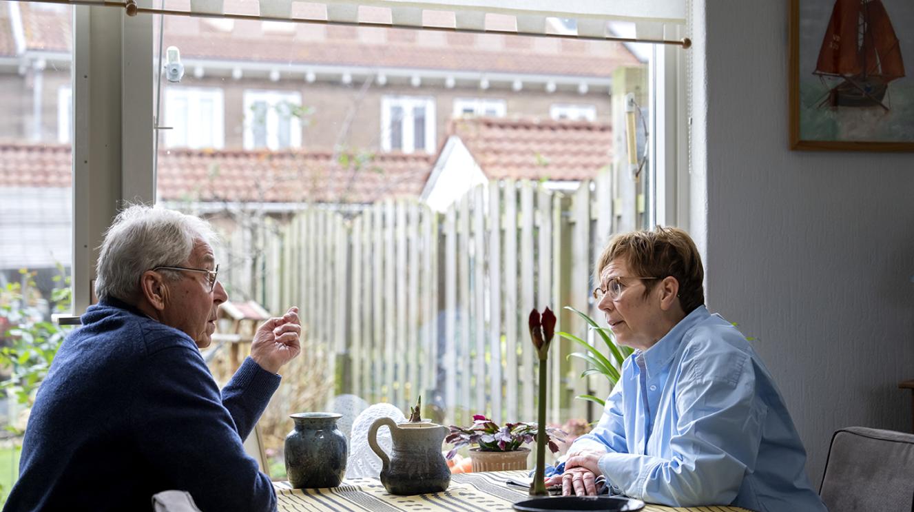 Medewerker in overleg met inwoner