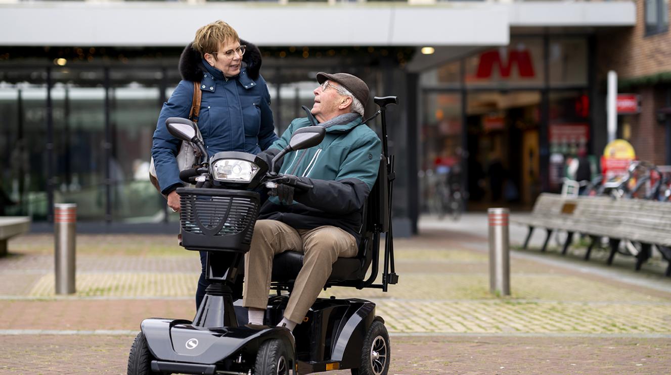 Medewerker en inwoner in gesprek op straat