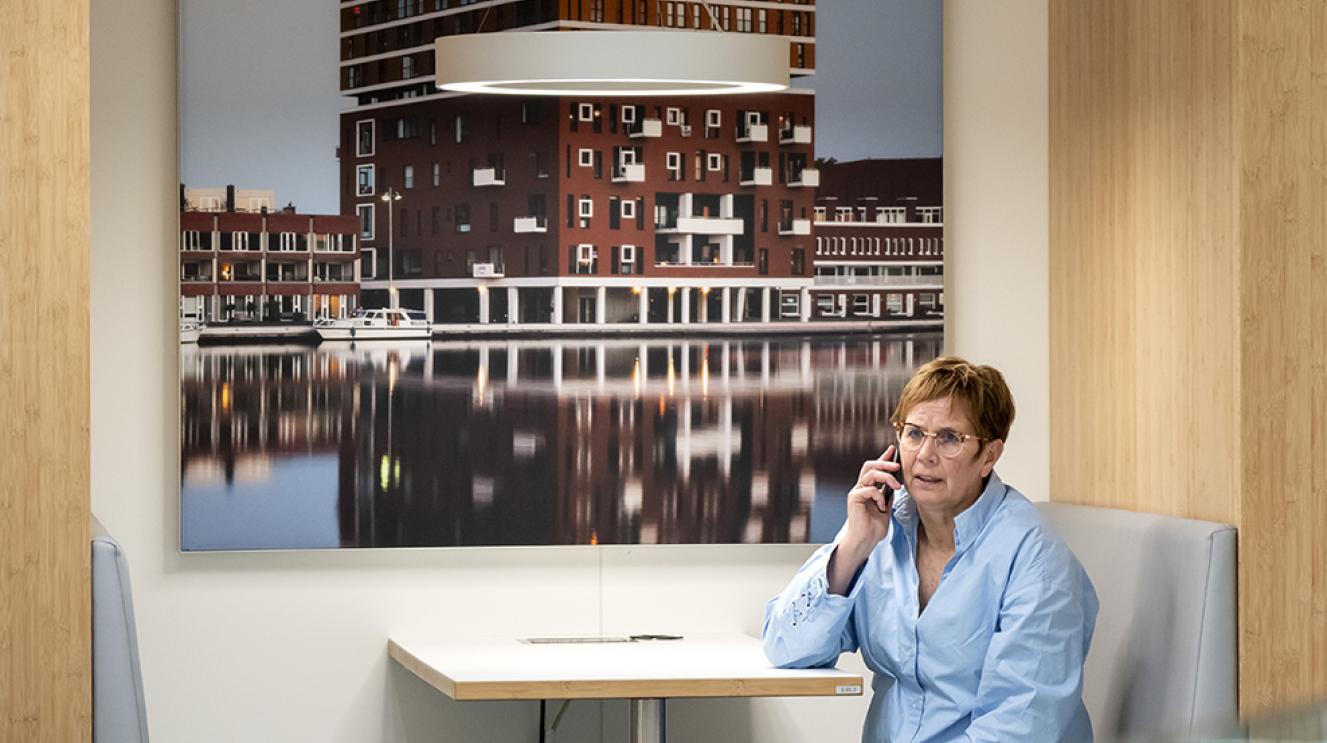 Bellende werknemer