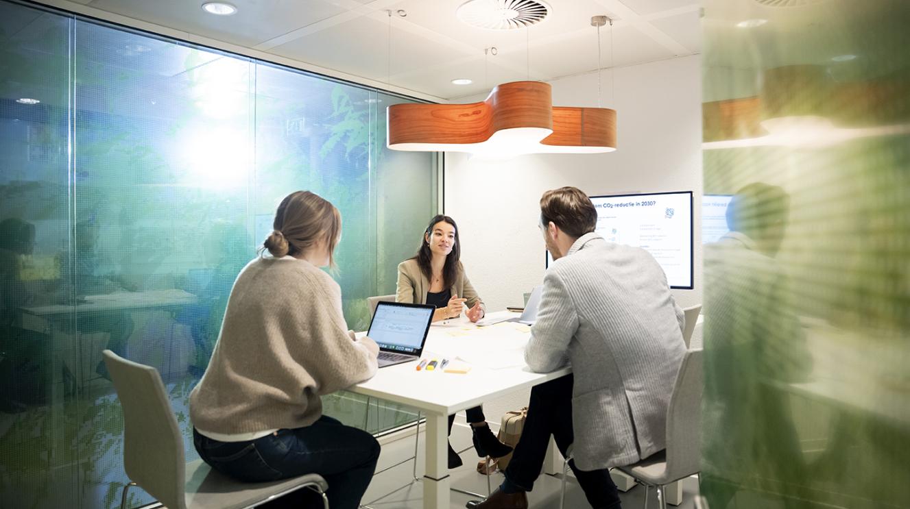Medewerkers in overleg