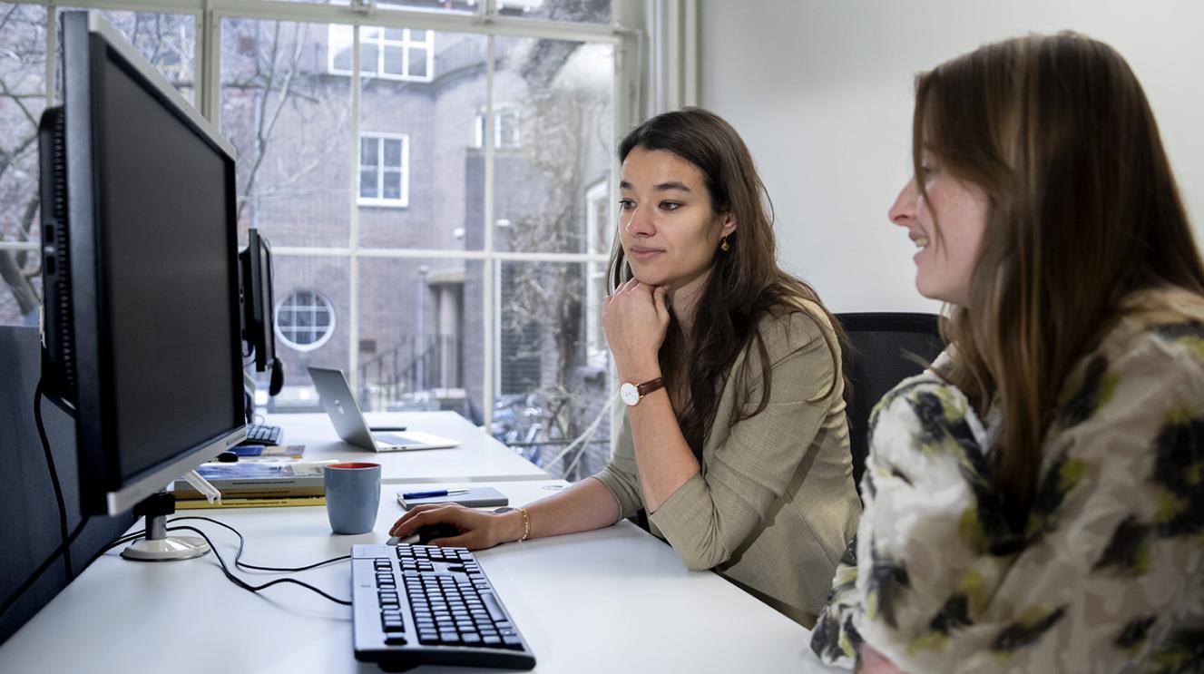 Medewerkers achter bureau