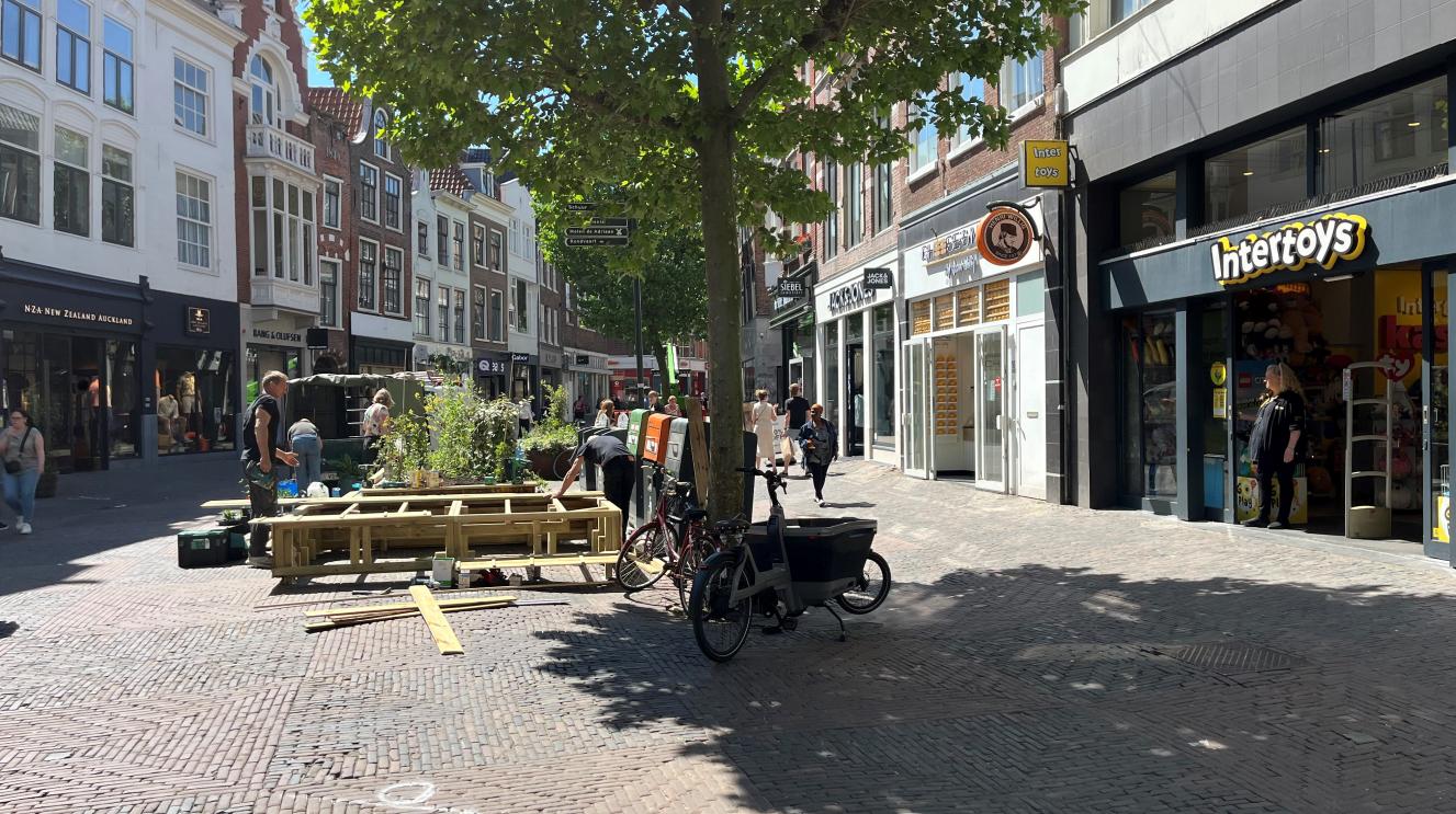 Werkzaamheden op het tijdelijke pleintje op de plek van t Gat van de Grote Houtstraat.