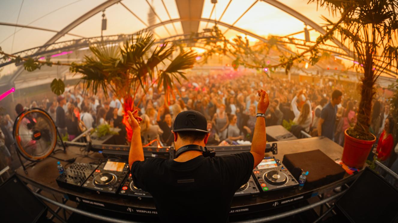 Foto genomen vanaf de DJ booth tijdens Veerplasfestival